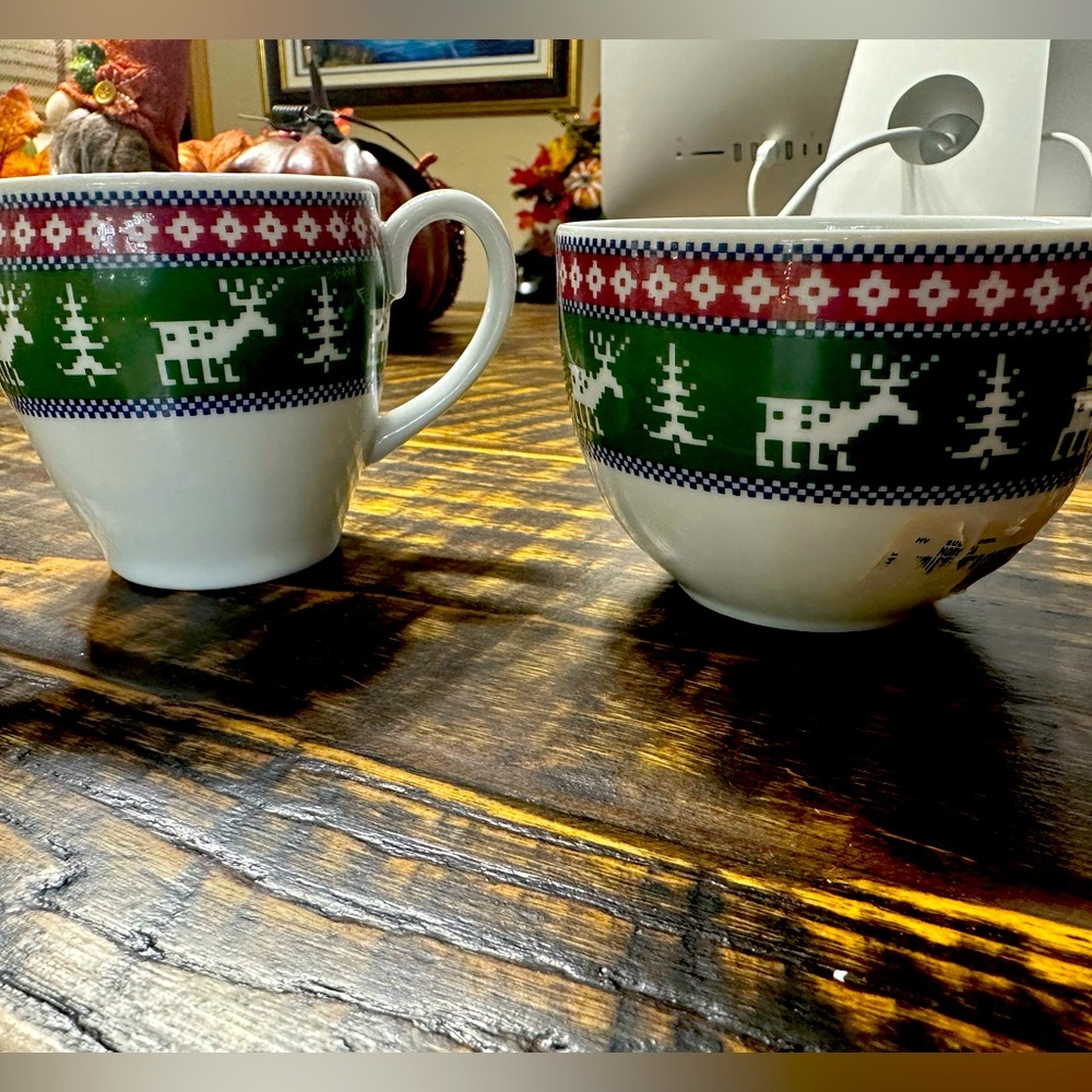 Wedgwood Nordica Green Christmas Reindeer pattern
Creamer & sugar bowl $25 set